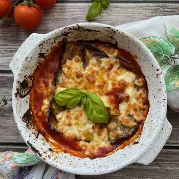Tortino di melanzane alla Parmigiana e pesto di basilico