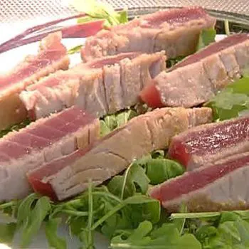 Tuna steak with rocket