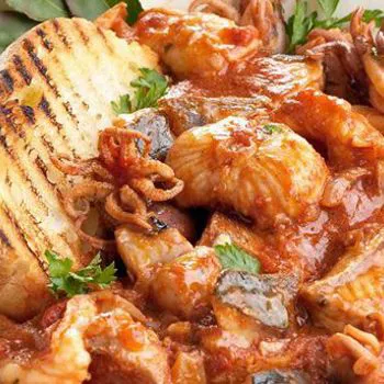 Shellfish soup with croutons